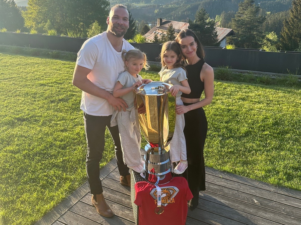 Rodina Adama Poláška s Pohárem T. G. Masaryka pro mistra České republiky v ledním hokeji