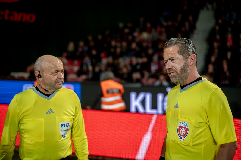 Kouzlo derby - Jiří Langmajer a Robert Nebřenský jako rozhodčí (zdroj Bontonfilm)