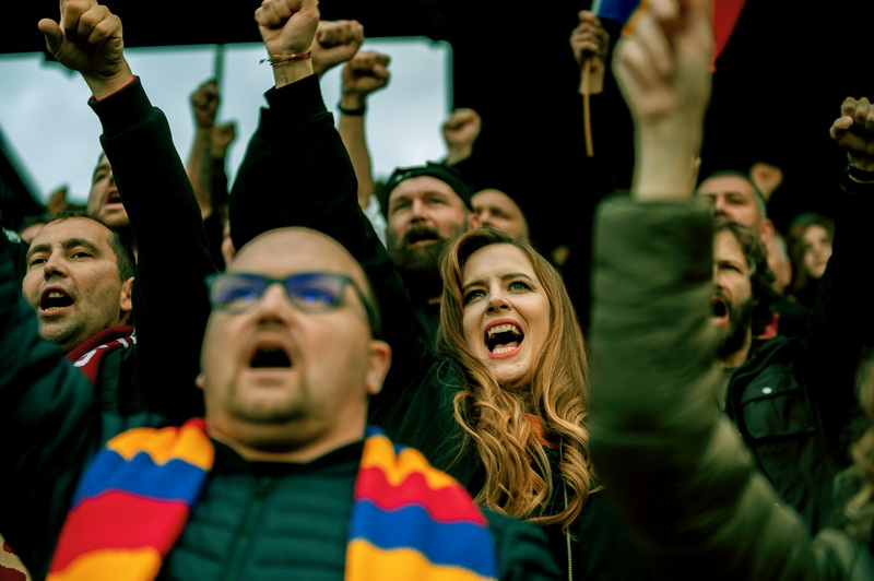 Kouzlo derby - Petra Nesvačilová jako první dáma sparťanského kotle ve filmu Kouzlo derby (foto Bontonfilm)