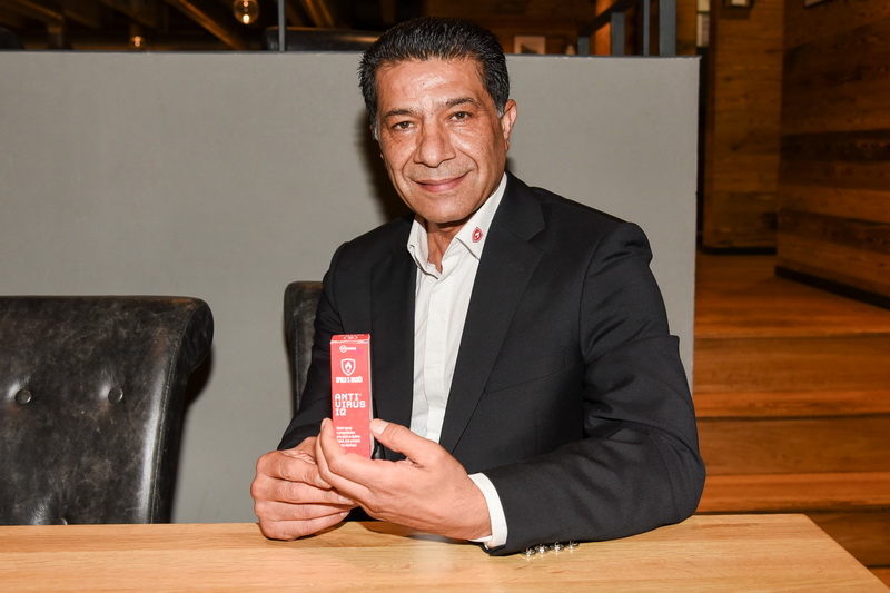 Fawad Nadri s antibakteriálním sprejem Antivirus IQ